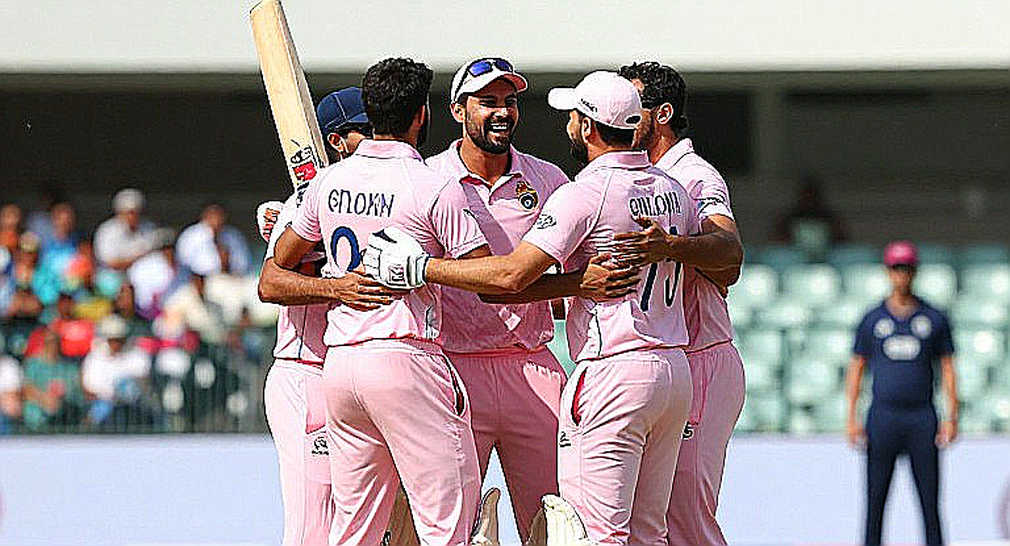 কনকাশনের ছায়ায় ওয়েদারল্ডের ভরসা, ইনিংস-জয়ে দক্ষিণ অস্ট্রেলিয়ার গভীরতার হিসাব কনকাশনের ছায়ায় ওয়েদারল্ডের ভরসা, ইনিংস-জয়ে দক্ষিণ অস্ট্রেলিয়ার গভীরতার হিসাব