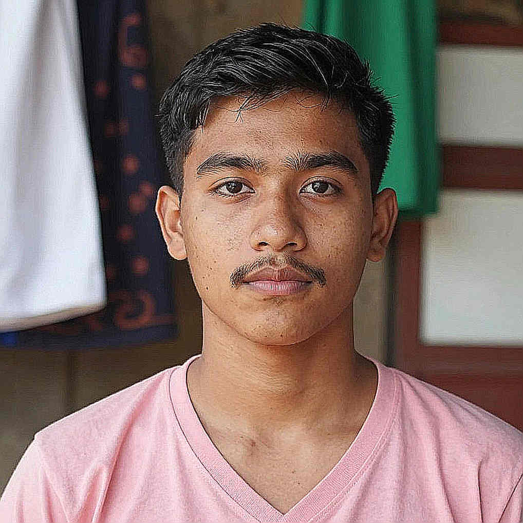 চোদ্দোটি চেয়ার, চারটি সোনা, আর একটি খালি পথ চোদ্দোটি চেয়ার, চারটি সোনা, আর একটি খালি পথ