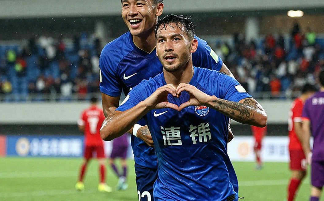 Porto's Surprise Smalling Deal: Is a Free Stopgap an Admission of a Hidden Defensive Crisis? Porto's Surprise Smalling Deal: Is a Free Stopgap an Admission of a Hidden Defensive Crisis?