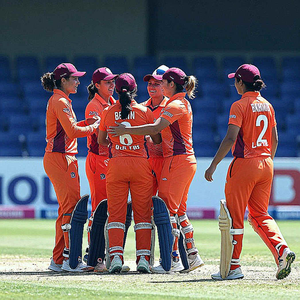 কাউন্টির ১৬ উইকেট, আবুধাবির গরম আর নোটবুকের সাক্ষ্য: খালেদ আহমেদের টেস্ট পরীক্ষা